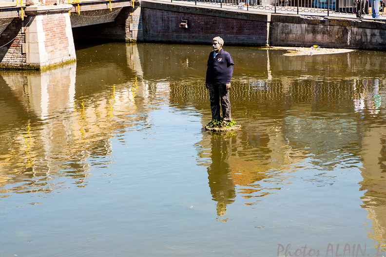 Amiens - L\'homme sur sa boué.jpg