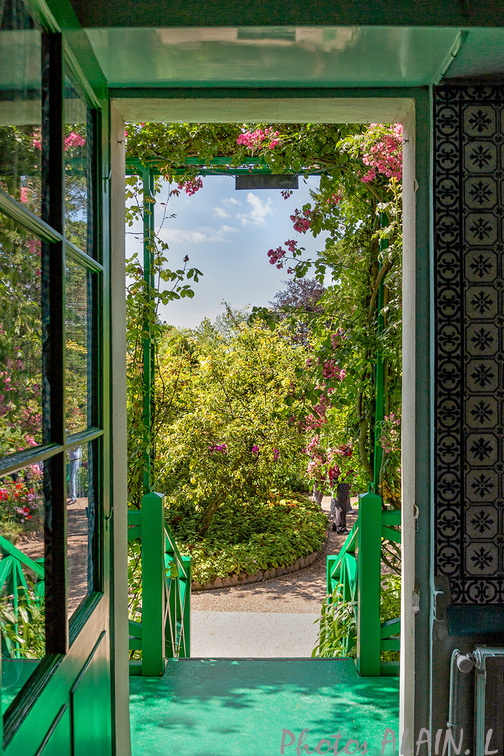Giverny - Vue jardin par la porte de la cuisine