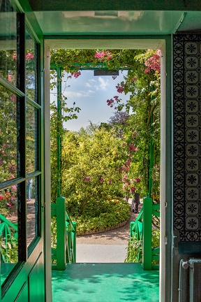 Giverny - Vue jardin par la porte de la cuisine