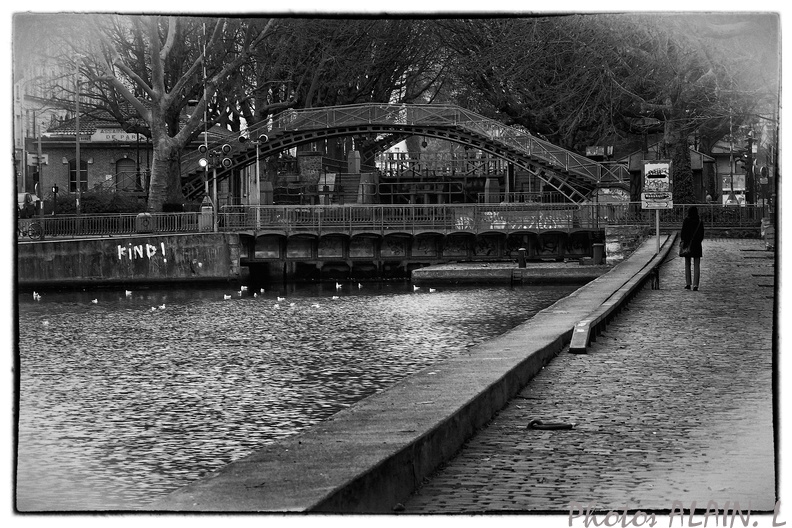Canal St Martin - Promenade sur le quai.jpg