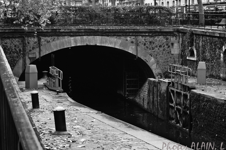 Canal St Martin - Tunel en N et B.jpg