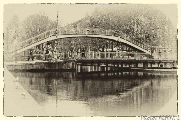 nb Canal St Martin - Passerelle et pont - sepia