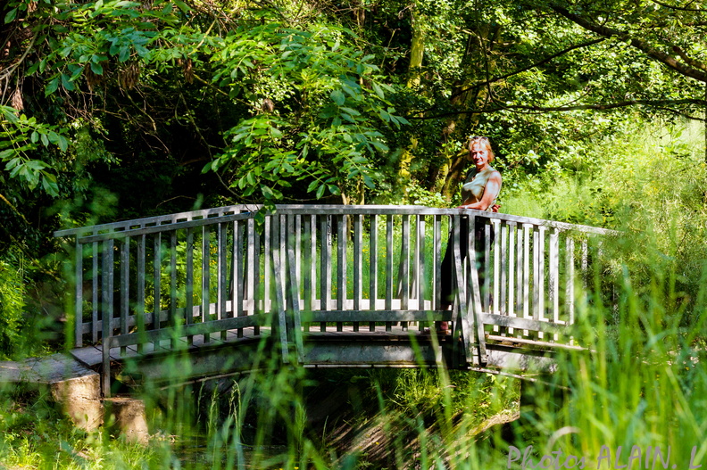Maubuisson - La dame sur le pont de bois.jpg