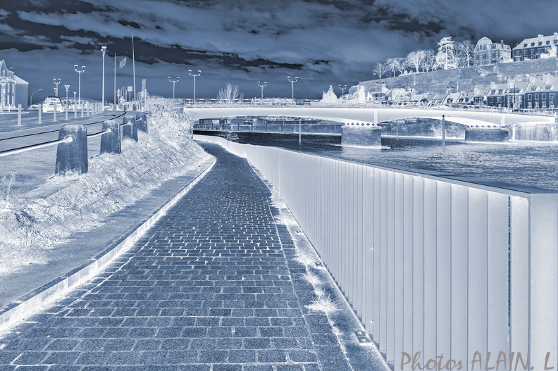 SOA - Promenade sous le pont cyanotype.jpg