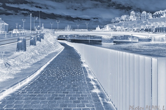 SOA - Promenade sous le pont cyanotype