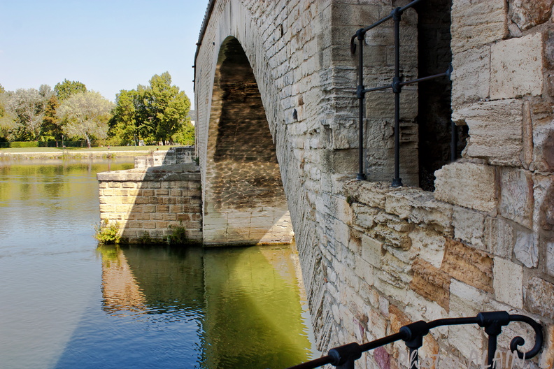 Avignon - Arche du pont.jpg