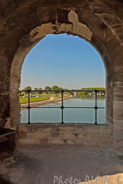Avignon - Vue sous le pont