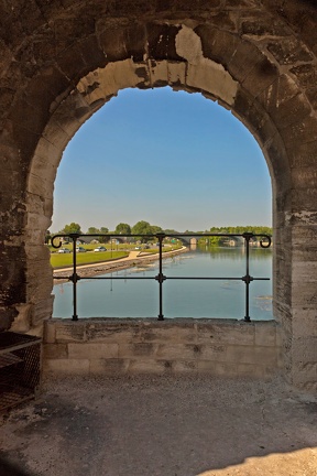 Avignon - Vue sous le pont