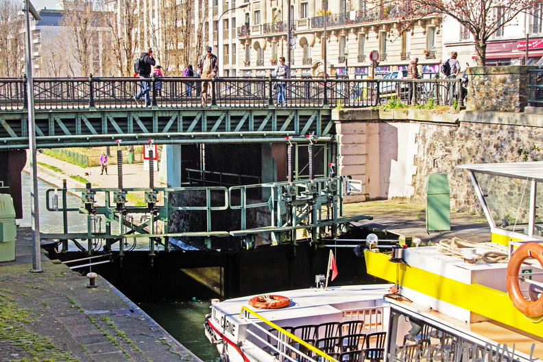 Paris - Canal St Martin - Passage ecluse