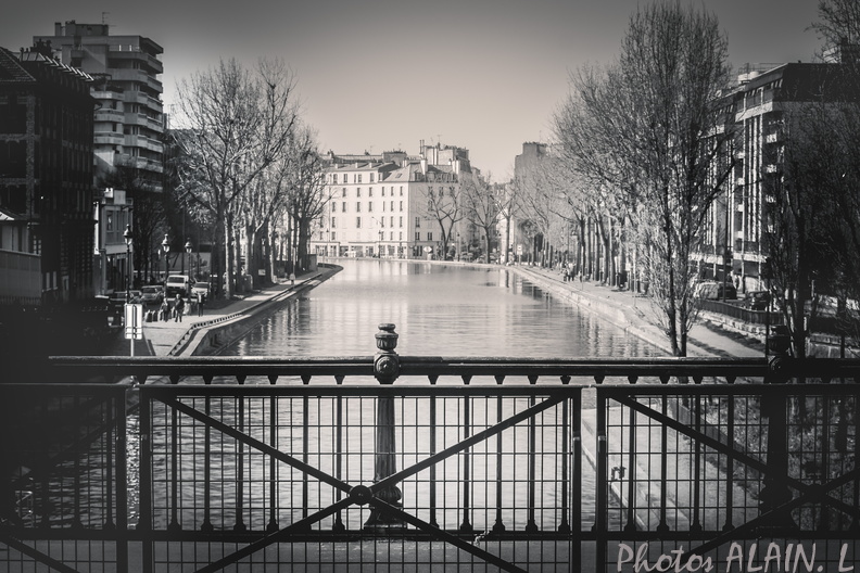 Paris - Canal St Martin - vue du canal NB