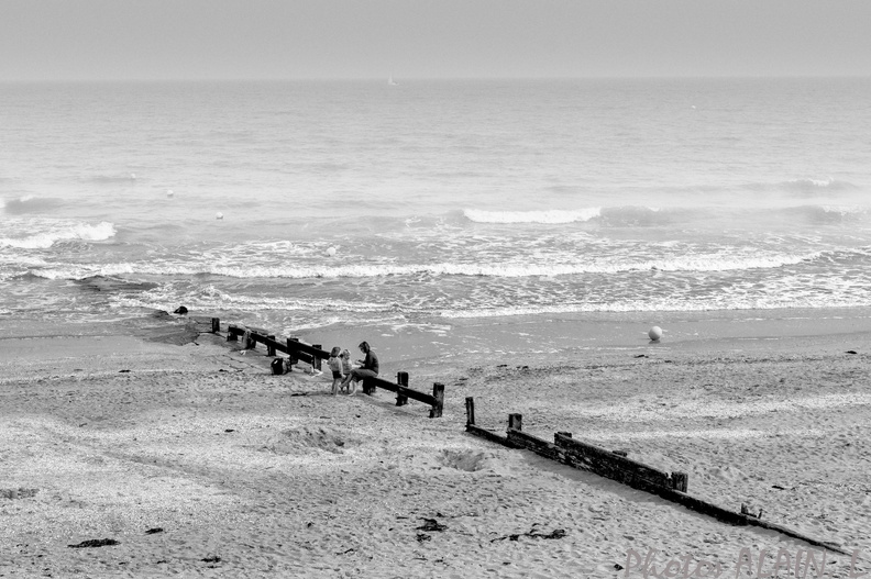 Cabourg - Gouter sur plage deserte NB.jpg