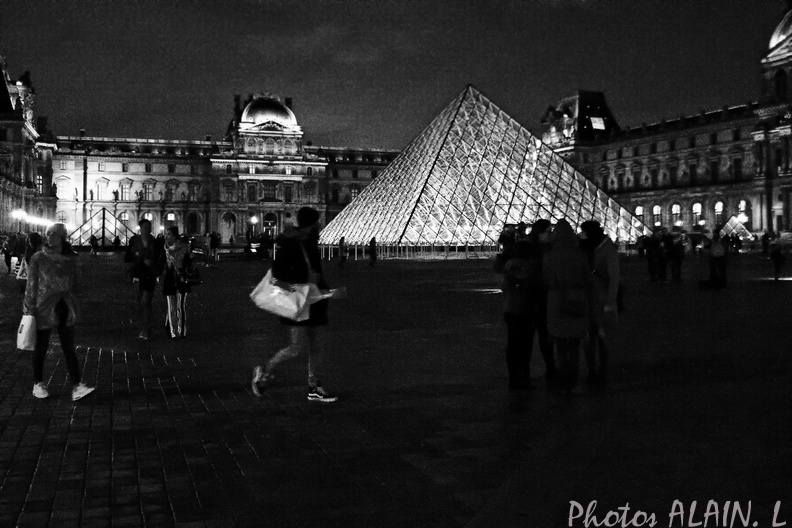 Paris -  Pyramide la nuit - NB.jpg