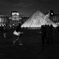 Paris -  Pyramide la nuit - NB