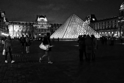 Paris -  Pyramide la nuit - NB