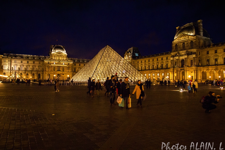 Paris -  Pyramide la nuit.jpg