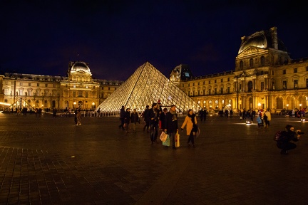 Paris -  Pyramide la nuit