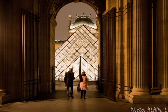 Paris - Pyramide de nuit