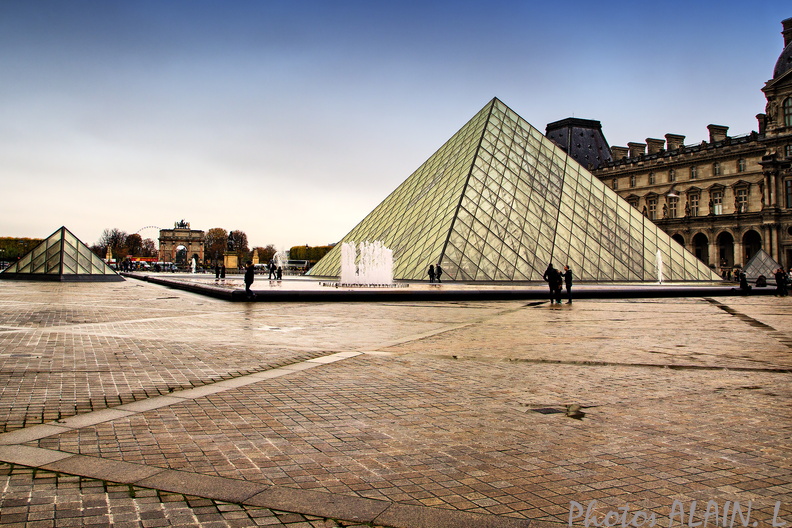 Paris - Pyramide du Louvre.jpg